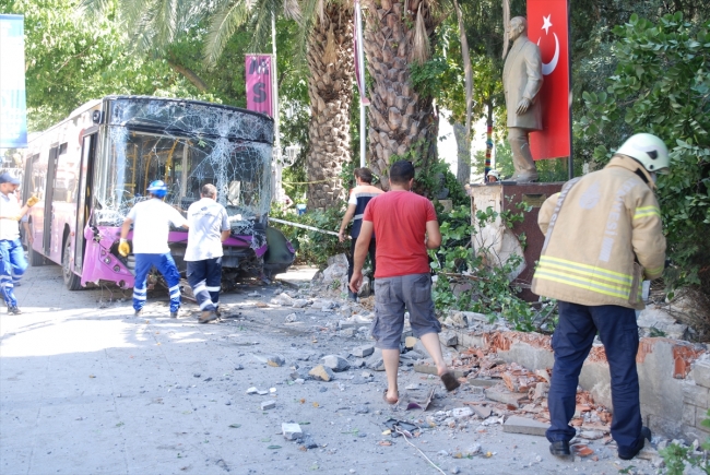 Kadıköy'de otobüs duvara çarptı: 5 yaralı